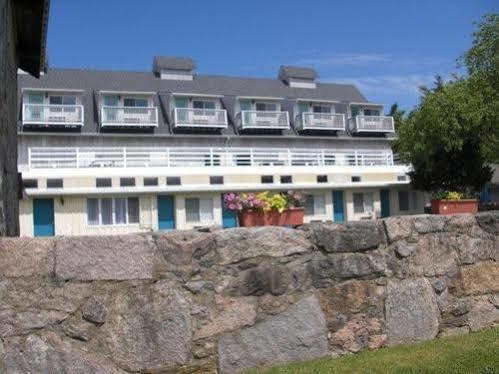 The Windswept Inn Чарлстаун Экстерьер фото